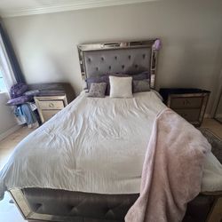 Queen Bed Set w/nightstands & Dresser & Mirror