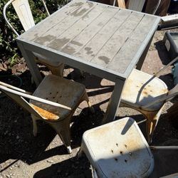 Nice Patio Table & 5 Metal Chairs