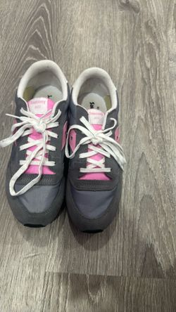 Tennis shoes
