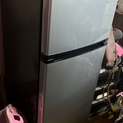 Vissani Mini Fridge 