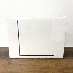 13" MacBook Air M2 8 Core*256GB SSD*16GB RAM