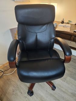 La-Z-Boy Executive Office Chair – Wood Arms, Reclining, Black