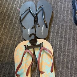 2 PAIRS OF WOMENS SIZE 9-10 FLIP FLOPS LARGE 