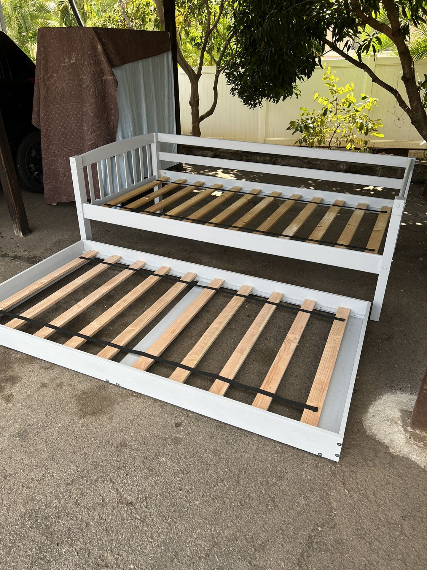 Cute Gray Solid Wood Daybed Twin Size Bed Frame With Twin Size Pullout Trundle