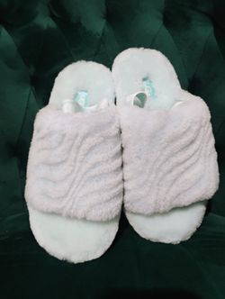 UGG Slippers New Size 5