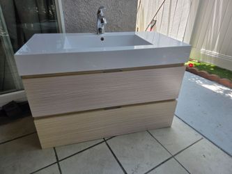 Modern floating bathroom vanity