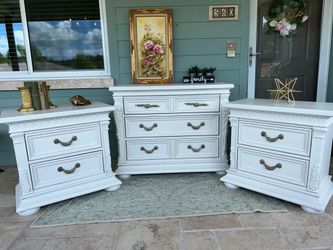 Elegant Coastal Solid Wood Three Piece Bedroom Set