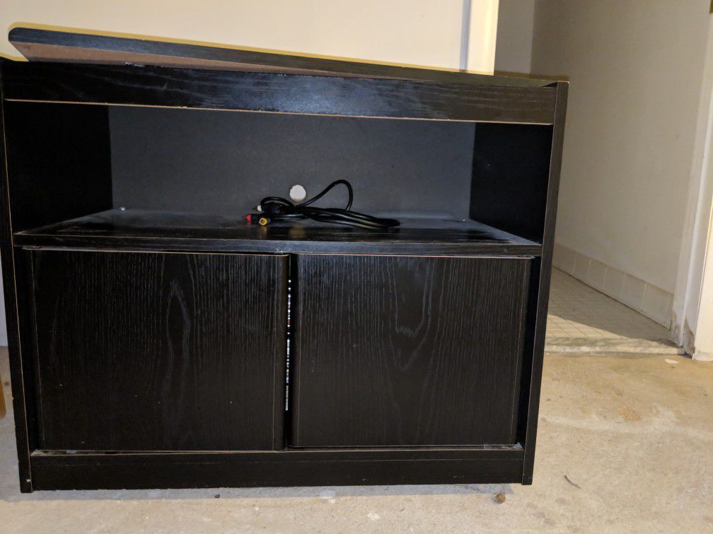 Swivelling TV stand