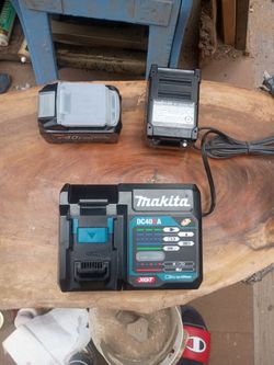 Makita 40v max 2 batteries w charger