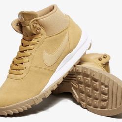 NIKE HOODLAND SUEDE BOOTS/BOTTE (NWB) US SIZE 12 LIGHT BROWN
