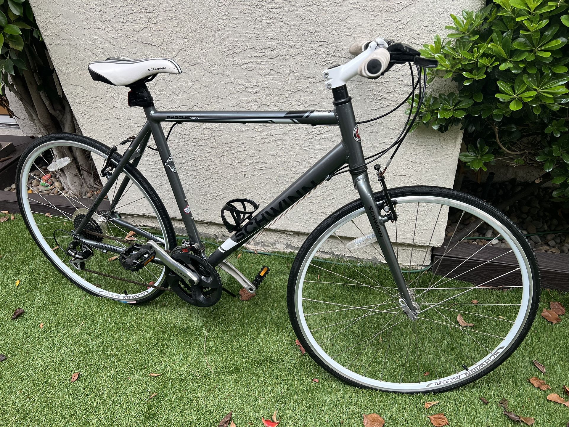 Schwinn 700C Men’s Phocus 1500 Flat Bar Road Bike