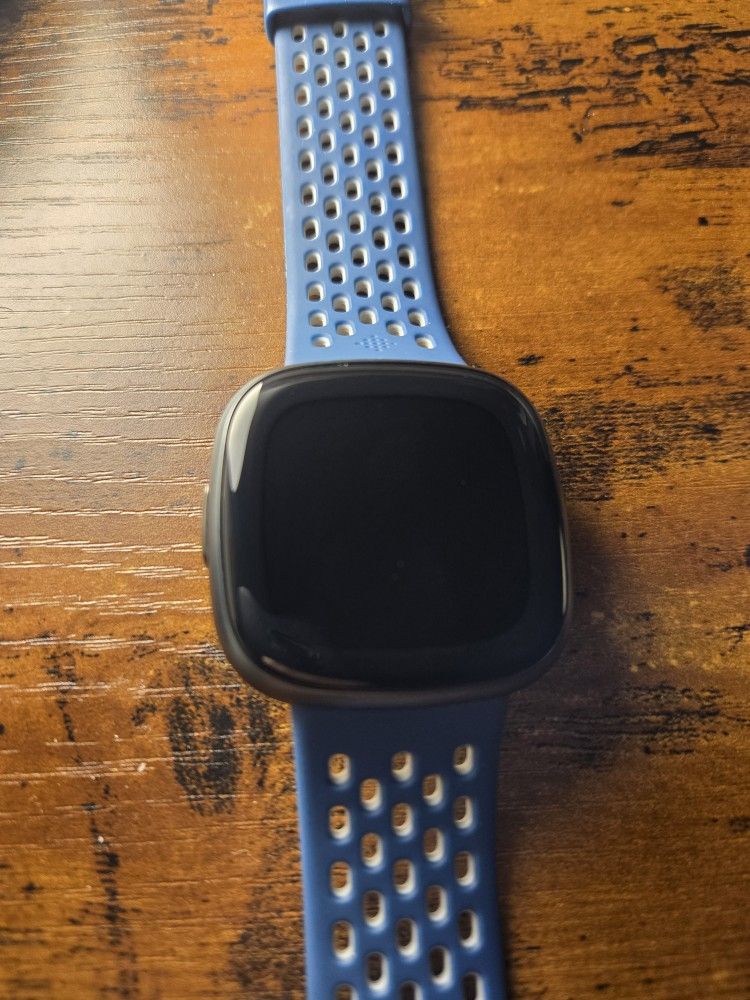 Smartwatch - Fitbit Versa 4 - Lightly Used