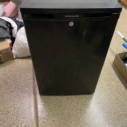 Fridgidaire Black Mini Fridge 