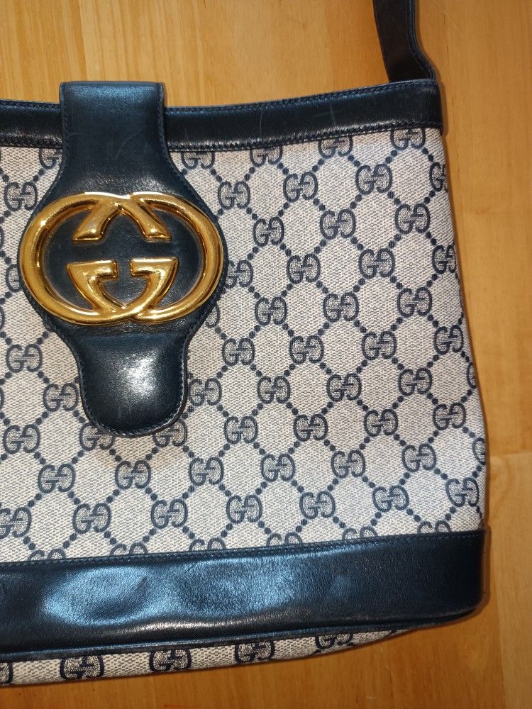 Gucci Leather Shoulder Bag Purse Navy Blue Vintage Bucket Interlocking PVC Authentic GG Canvas design
Excellent used condition
Outer Surface has Smal
