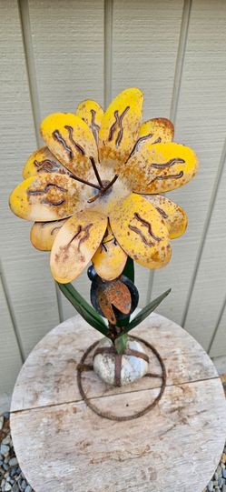 Metal Flower Garden Sculpture