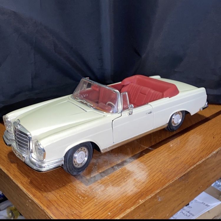 1:18 1967 Mercedes-Benz 280se for Sale in Grand Prairie, TX