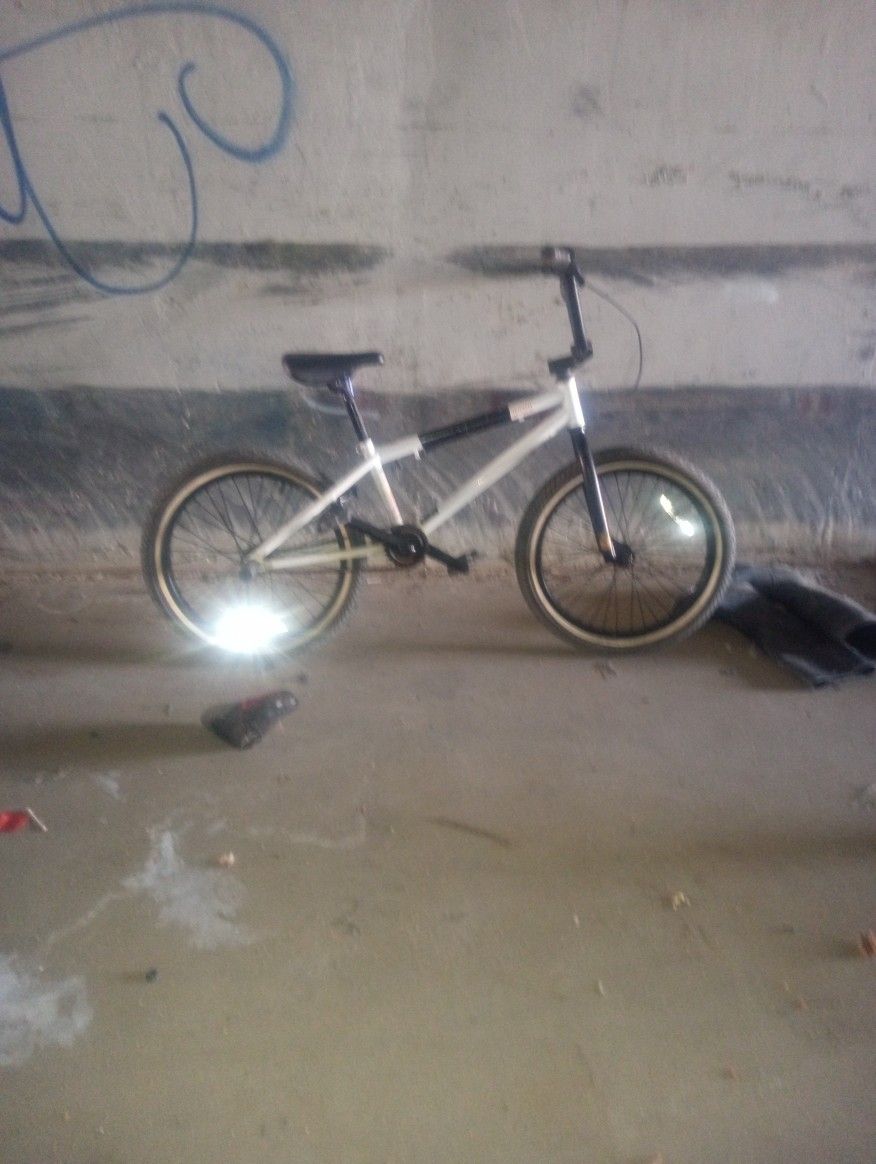 Haro Lucadia BMX Bike