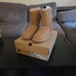 UGG W Bailey Bow II Size 6