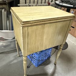 Antique Singer Sewing Machine & Cabinet