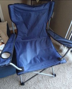 Folding chair with cup holder