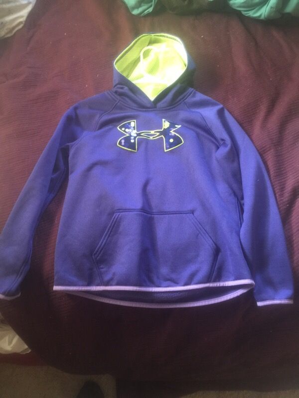 Under amour kids large hooded sweat shirt