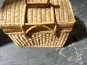 Vintage Crate & Barrel picnicbasket