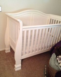SET : Baby / Toddler crib, bed, changing table, dresser SET