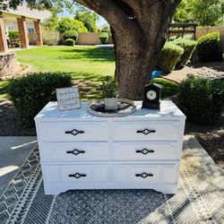 Farmhouse Vintage White (6) Drawer Dresser