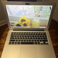 2015 MACBOOK AIR 1.8GHz INTEL i5 CORE 8GB RAM 128GB SSD  Battery count 223, 13 inches, WITH CHARGER