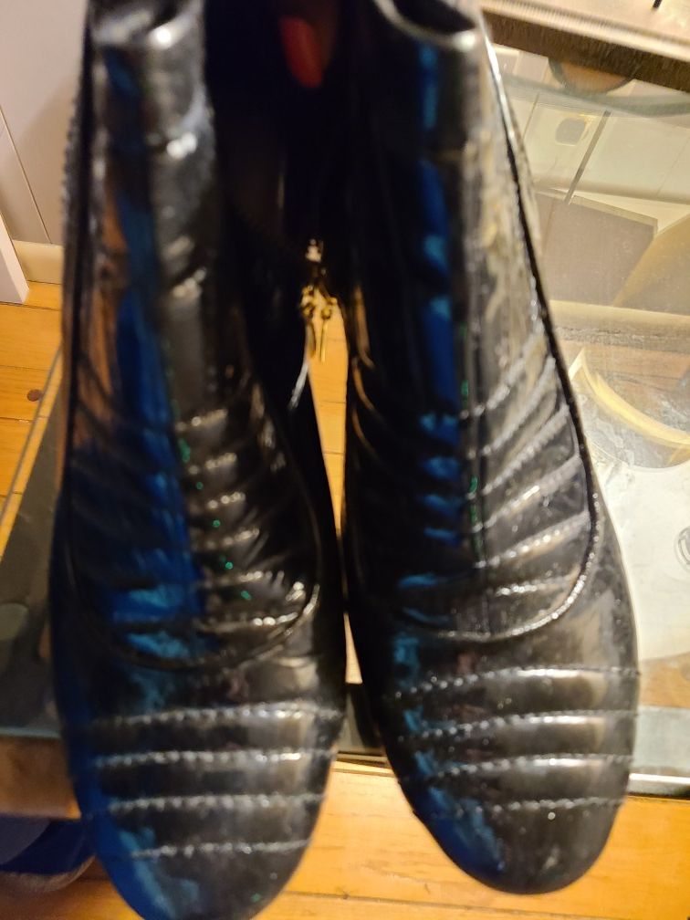 Black comfortable booties. Size 10/40. Good condition.