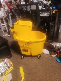 Rubbermaid  Wave Brake Mob Bucket 