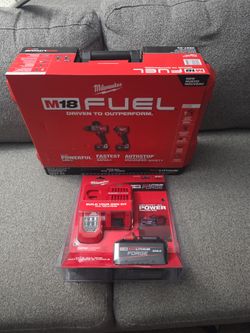 New Milwaukee M18 Fuel combo set with M18 Rapid charger and XC8.0 battery