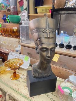Large Egyptian bust statue Nefertiti 22 by 8