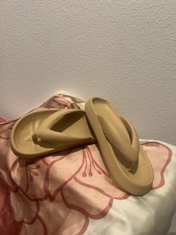Beige pillow flip flop sandals size 6 women’s
