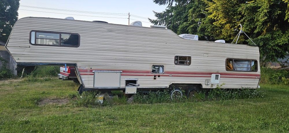 Fifth Wheel. 35ft Fleetwood Prowler 5th Wheel