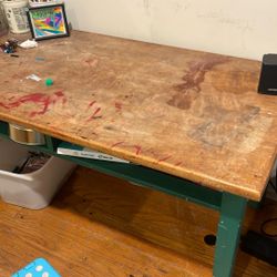 Free Child’s Sturdy Art Desk 