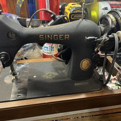 Singer 1953 Model 66 3/4 Machine Needs New Belt Runs 