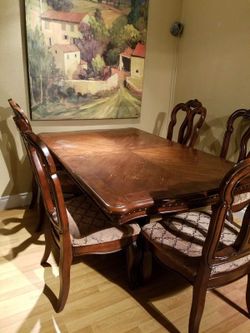 Dining Table With Beautiful 6 Chairs, table has some sign of wear, but can be touched up, chairs in good condition, 2 end chars are armed