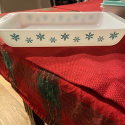 Vintage Pyrex Snowflake Space saver Casserole 548. 1 1/4 qt