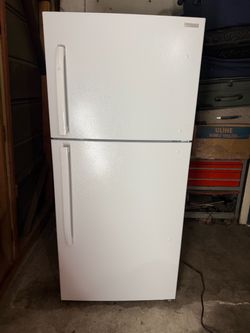 Refrigerator Insignia