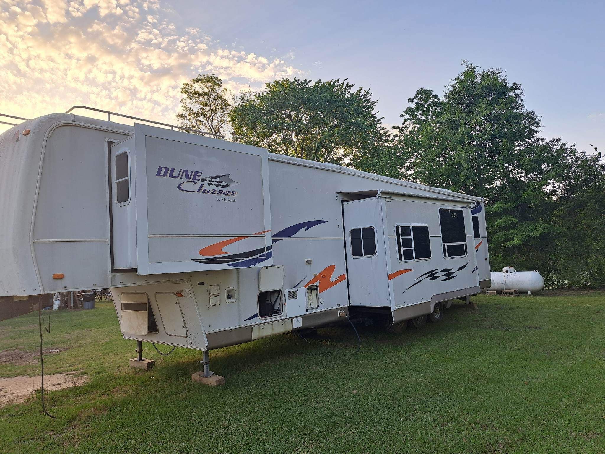 2005 McKenzie Dune Chaser 38 Toy Hauler 5th wheel / gooseneck