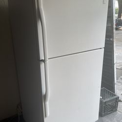 White refrigerator works great I sell them all the time