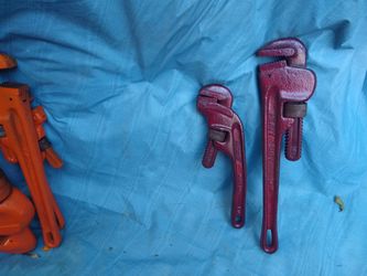 Pipe wrenches