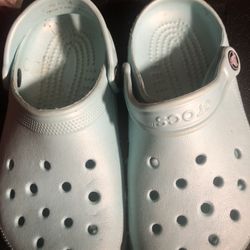 CROCS. Size M-2. W-4