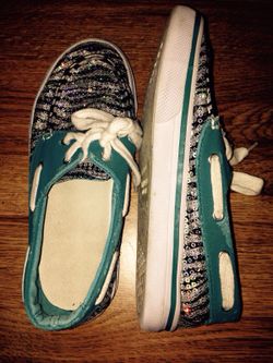 Girls Liv & Maddie sz 2 1/2 shoes