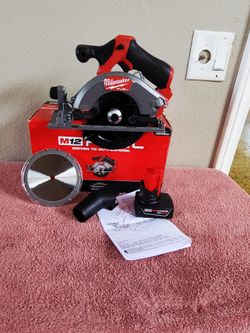 Milwaukee M12 FUEL 12V Brushless 5-3/8 in. Cordless Circular Saw /(1) 4ah 12v battery included.