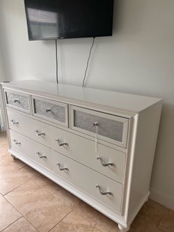 White Queen Glam/Modern Bedroom Set with mirror