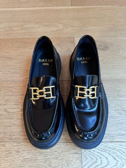 Bally logo-charm leather loafers