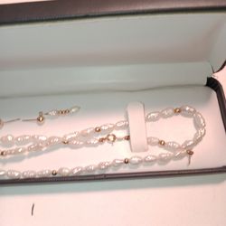 Beautiful Vintage Pearls And 4.5 Grams 14 K Gold Necklace Set
