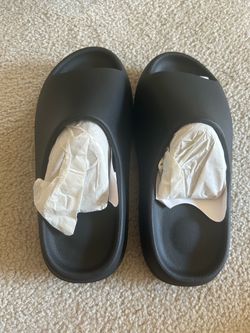 Black yzy slides size 9
